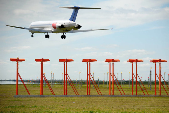 飛機(jī)在機(jī)場降落