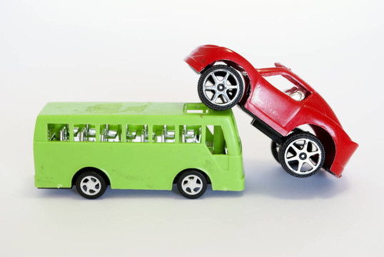玩具車和巴斯