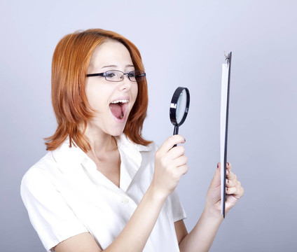 年輕婦女與白圖板和放大鏡