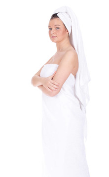 淋浴后-年轻女子在白色毛巾头