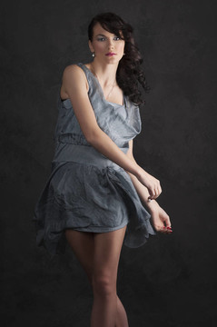穿淡藍(lán)色衣服的女孩