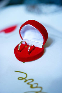 帶結(jié)婚戒指的紅盒