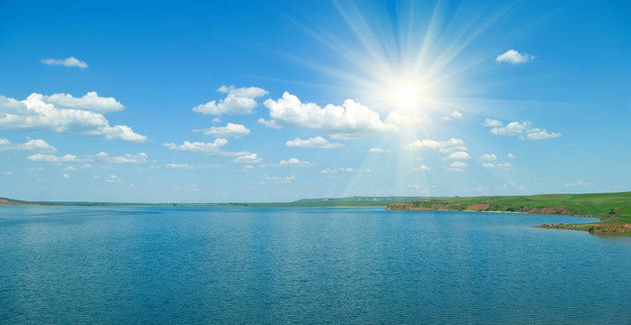 夏日景觀與寧?kù)o的湖水