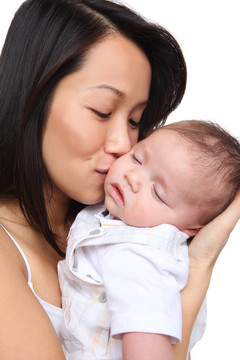 母親抱著年幼的兒子