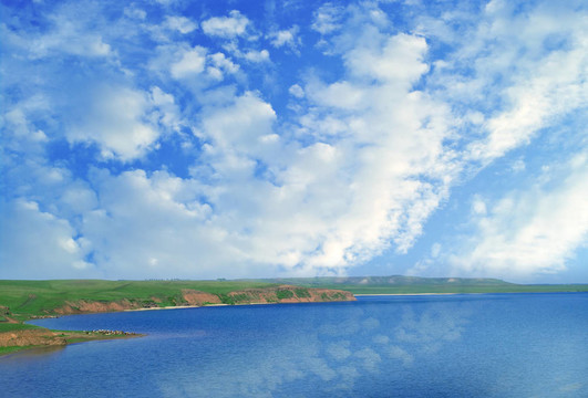 湖和多云的天空