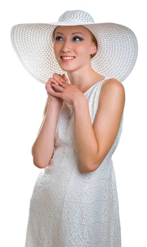 微笑的女人穿著白色的帽子和衣服