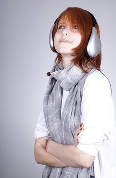 帶現(xiàn)代耳機的女孩。