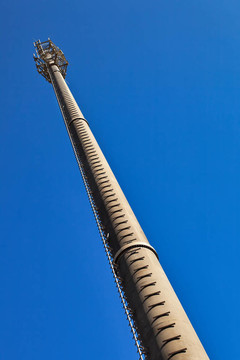 藍(lán)天上空的電信單極塔。