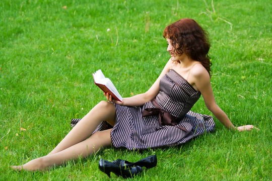 年輕的女人讀一本書