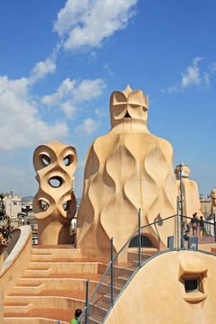 巴塞羅那- 8月31日：Casa Mila La Pedrera建筑屋頂和煙囪在8月31日；2010