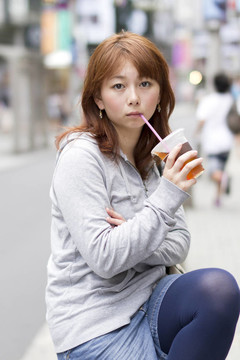 年輕漂亮的女人喝果汁