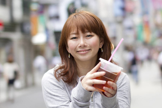 年輕漂亮的女人喝果汁