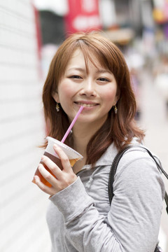 年輕漂亮的女人喝果汁