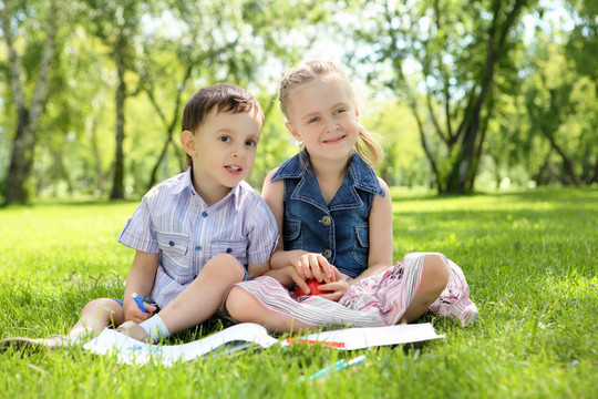 公園里的孩子們在讀一本書
