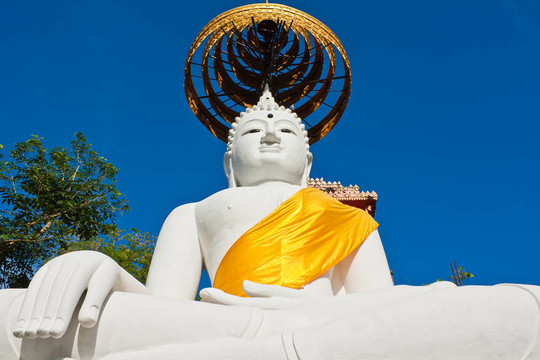 White Buddha雕像與藍(lán)天