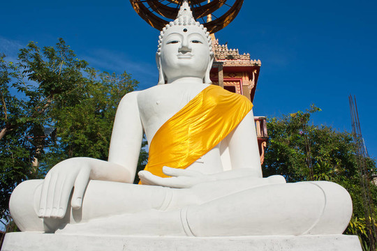 White Buddha雕像與藍(lán)天