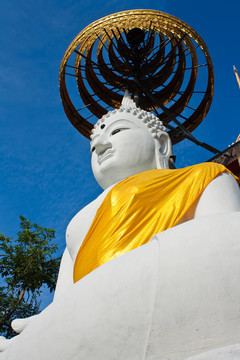 White Buddha雕像與藍(lán)天