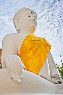 White Buddha雕像與藍(lán)天