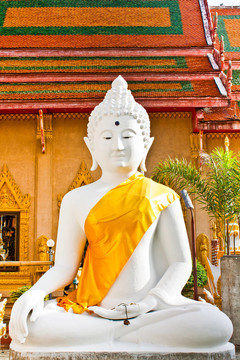 White Buddha雕像與藍(lán)天