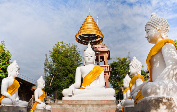 White Buddha雕像與藍(lán)天