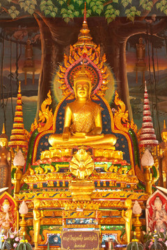金色的佛像在Ubonratchathani寺；泰國
