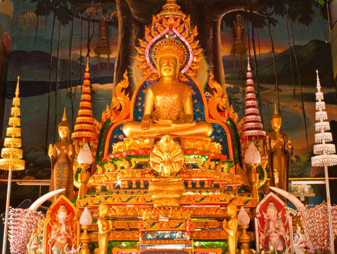 金色的佛像在Ubonratchathani寺；泰國