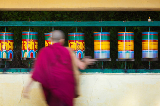 和尚轉(zhuǎn)動祈禱輪McLeod Ganj