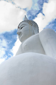 White Buddha雕像與藍(lán)天