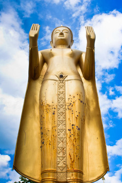 金站在如來佛祖雕像在Ubonratchathani寺