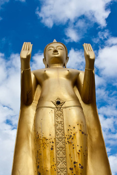 金站在如來佛祖雕像在Ubonratchathani寺