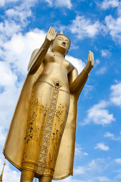 金站在如來佛祖雕像在Ubonratchathani寺