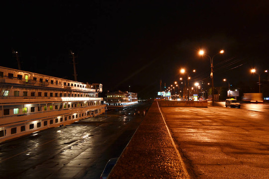 游船與堤岸夜景