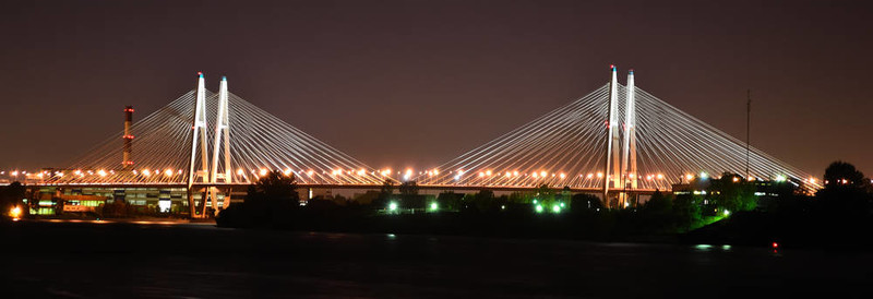 大型斜拉桥在夜间；圣彼得堡