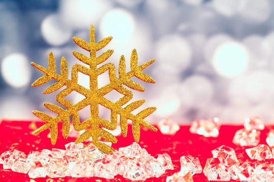 冰塊上的圣誕金色雪花