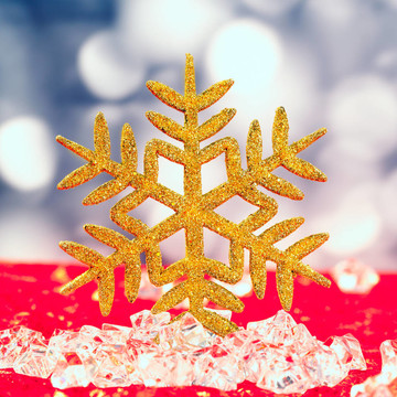 冰塊上的圣誕金色雪花