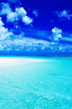 空的海灘與藍色的天空和充滿活力的海洋