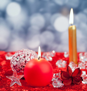 冰上的圣誕紅金蠟燭