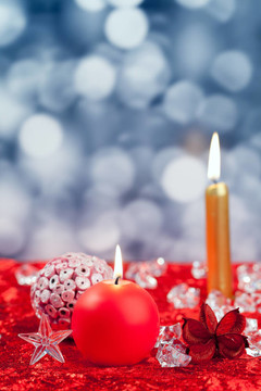 冰上的圣誕紅金蠟燭