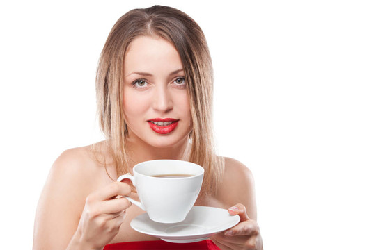 年輕漂亮的金發(fā)女人喝茶