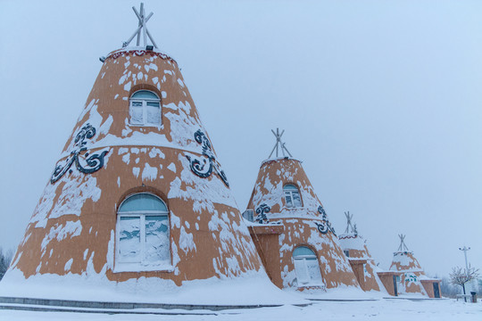 雪中鄂倫春民族建筑