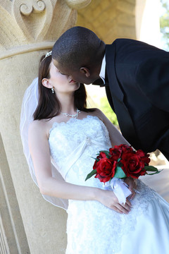 異族結(jié)婚的情侶接吻