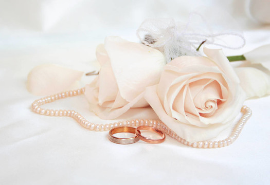 結(jié)婚戒指和玫瑰