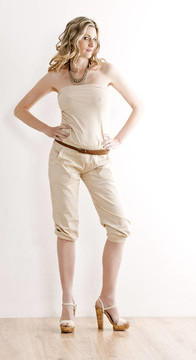 站著的女人穿著夏天的衣服和鞋子