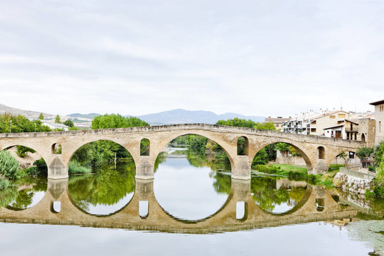 羅馬河大橋范圍；Puente La Reina；路圣地亞哥-德孔波斯特拉；Navarre；西班牙