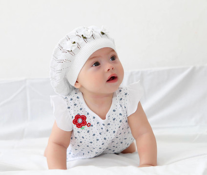 嬰兒戴帽子的嬰兒