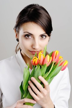 漂亮的女人和花