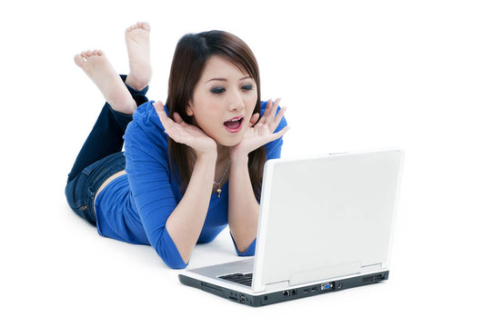 興奮的女人看著筆記本電腦