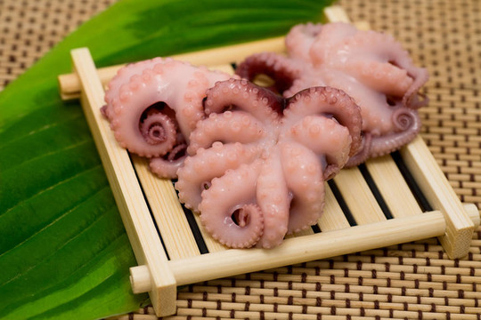 木托盤上的章魚(yú)