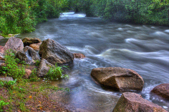 美麗的河流湍急的HDR