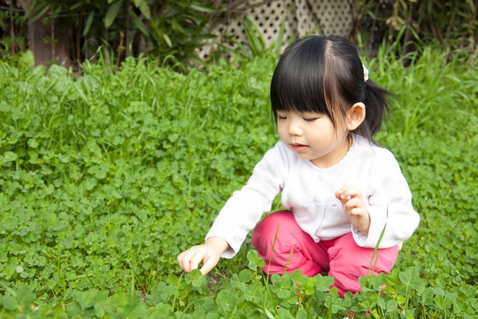 在公園里玩的小女孩
